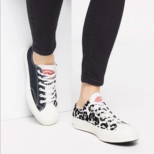 Dual tone black/leopard print play converse!